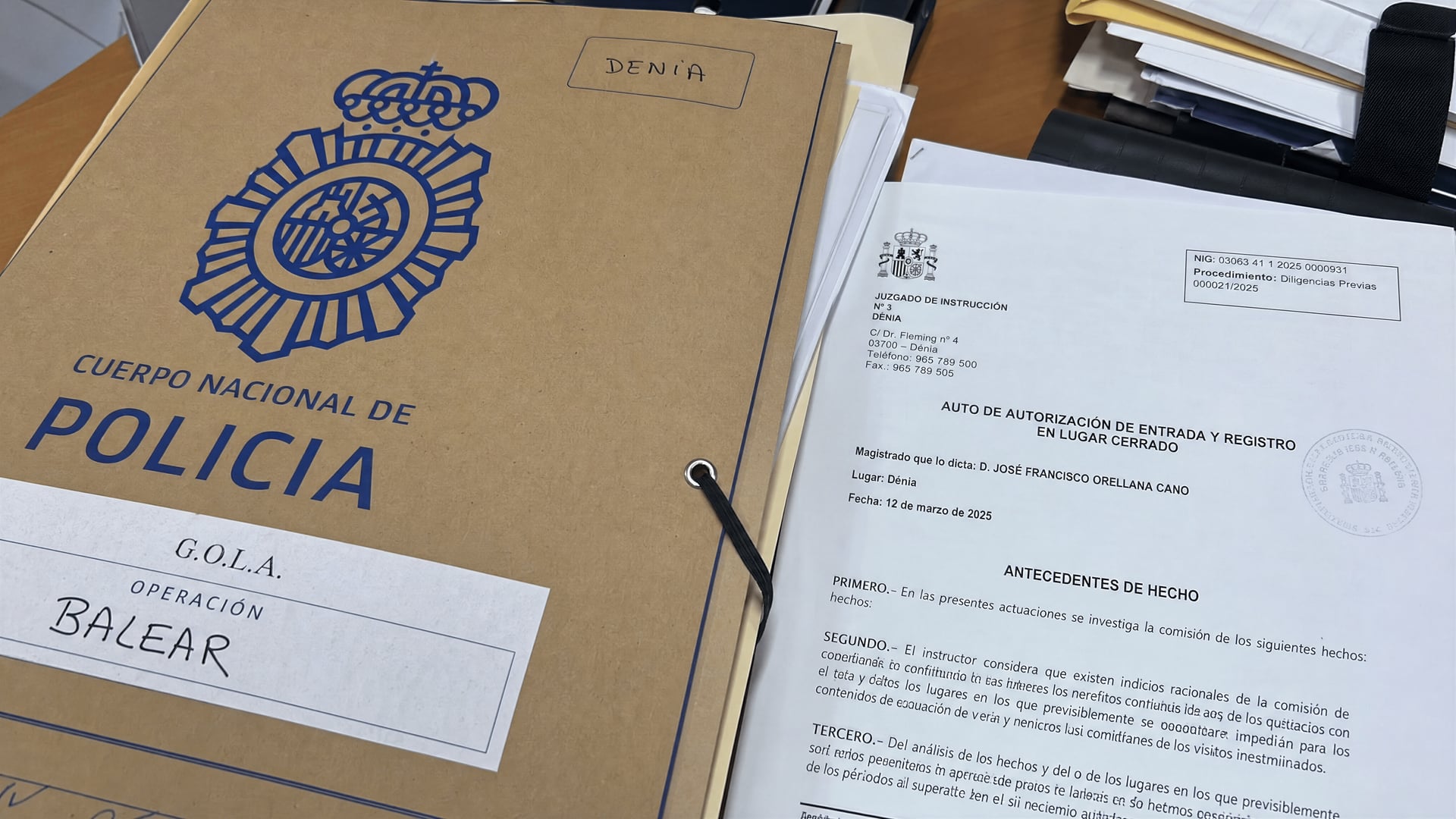 デニアのクラブ捜索に関連する警察の事件記録と裁判所の許可書